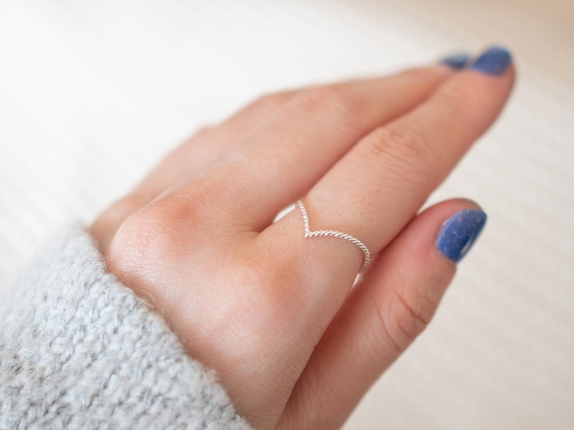 Super Dünner Silber Chevron Twist Ring, Gebogener V Sterling Zierlicher Ringe Für Frauen von minimalaccents