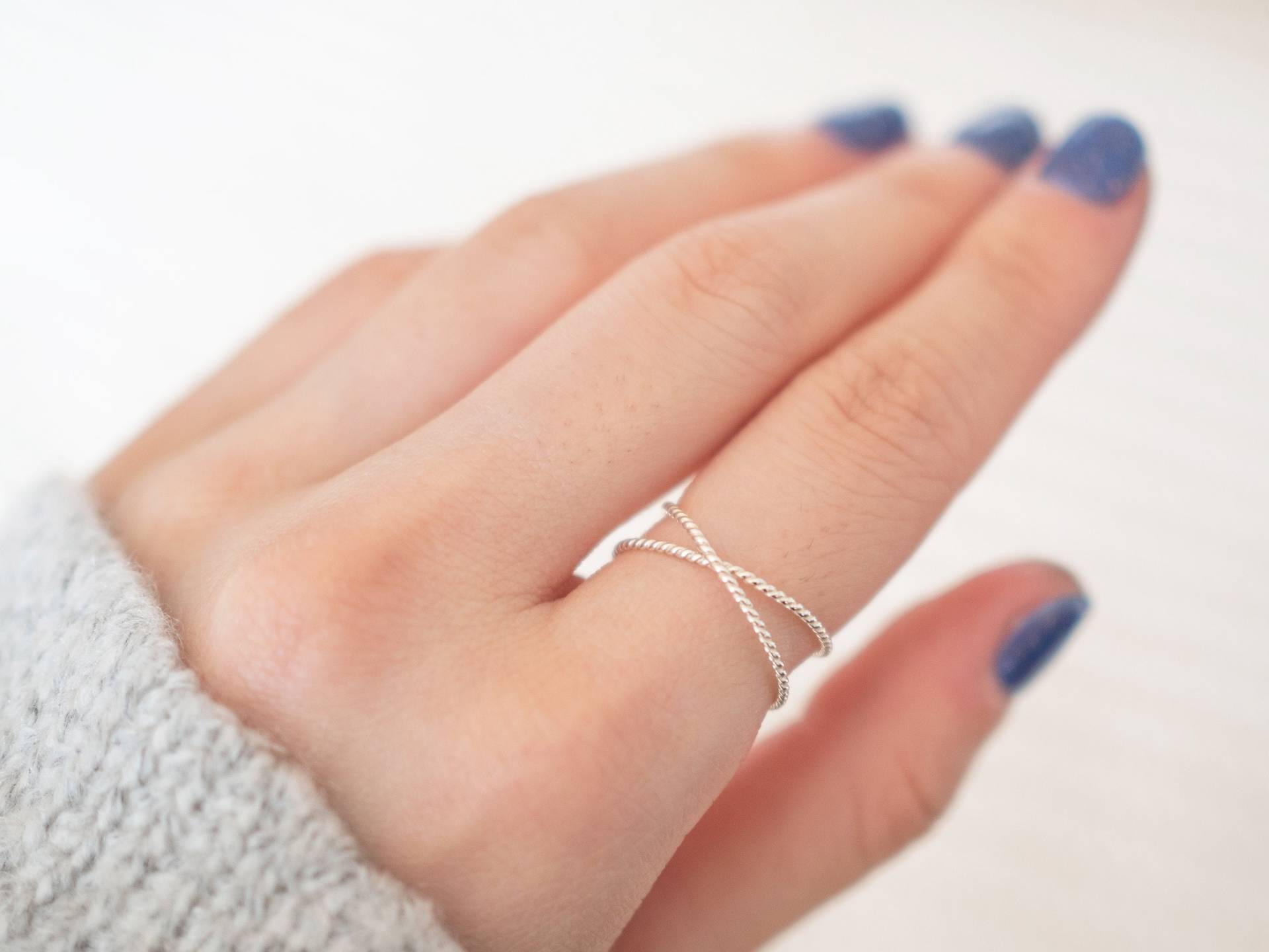 Super Dünner Silber Twist X Ring, Sterling Zierlicher Silberring, Knuckle Midi Ringe Für Frauen von minimalaccents