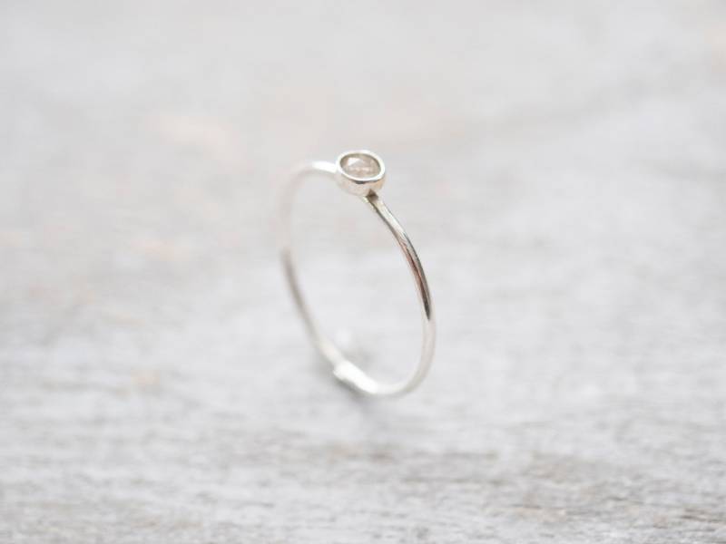 Super Dünner Silberring Mit Weißer Topas, Zierlicher Topas Ring, Sterling Silber Edelstein April Birthstone November Ring von minimalaccents