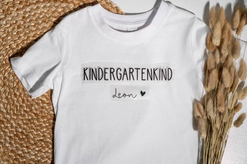 Bügelbild Plott Kindergartenkind Kita Kiga Wunschname Personalisiert Geschenk Mitbringsel 2025 Kindergarten Kindergartenstart Kinderkrippe Bügelbild Plott Kindergartenkind Kita Kiga Wunschname Personalisiert Geschenk Mitbringsel 2025 Kindergarten Kindergartenstart Kinderkrippe von miniplotteratelier
