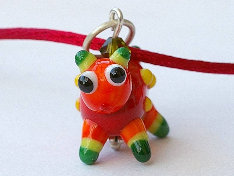 Regenbogentier Aus Glas An Roter Halskette Regenbogentier Aus Glas An Roter Halskette von minkasdesign