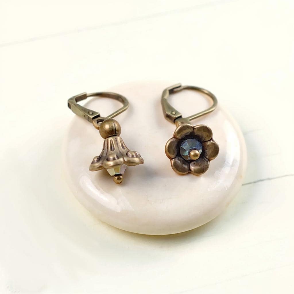 Kleine Blumen Ohrringe Hängend in Zwei Varianten - Wählbar Rot Und Petrol von minnasglueck