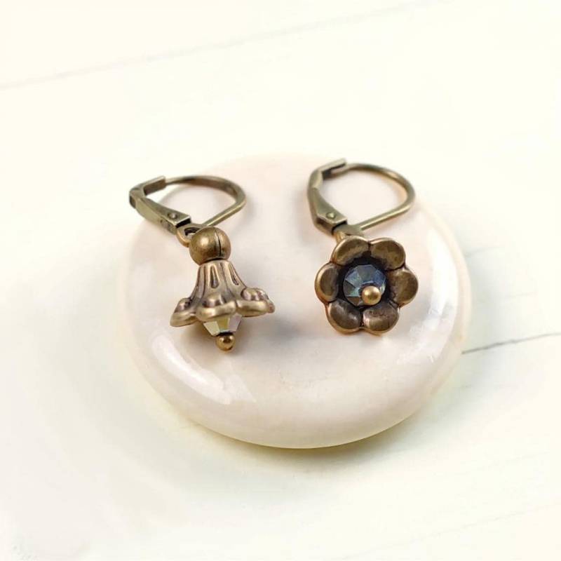 Kleine Blumen Ohrringe Hängend in Zwei Varianten - Wählbar Rot Und Petrol von minnasglueck