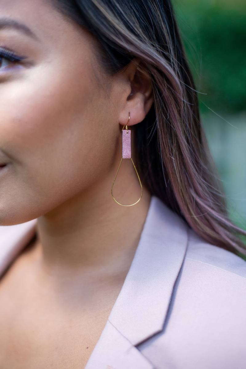 Die Charlotte "Dropped Collection". Ein 18K Vergoldeter Reif Hängt An Einem Echten Lederband Die Charlotte "Dropped Collection". Ein 18K Vergoldeter Reif Hängt An Einem Echten Lederband von minniebymoniquelund
