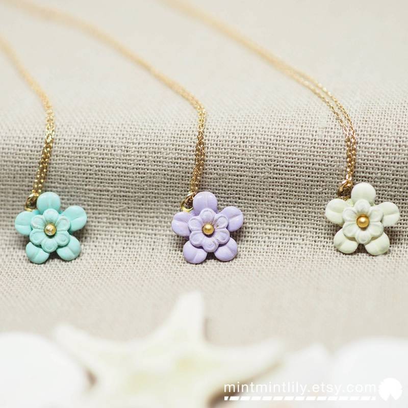 Frühlings-Gänseblümchen-Blumen-Anhänger-Halskette 14K Gold Gefüllte Kette Natur Inspiriert Zierlicher Blumenschmuck Mint, Lavendel, Beige Farben Frühlings-Gänseblümchen-Blumen-Anhänger-Halskette 14K Gold Gefüllte Kette Natur Inspiriert Zierlicher Blumenschmuck Mint, Lavendel, Beige Farben von mintmintlily