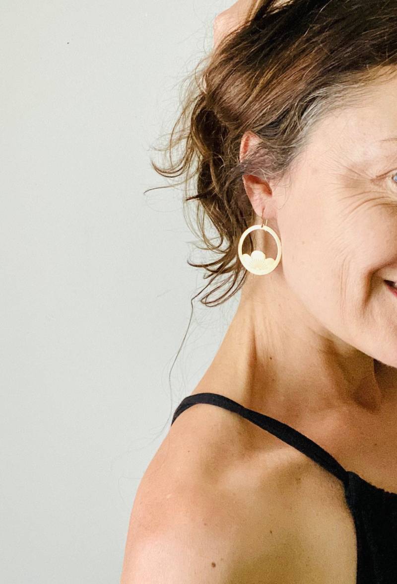 Gold Lotus Blume Creolen, Inspirierender Yoga Schmuck, Große Und Leichte Ohrringe, Ohrringe von minusOne