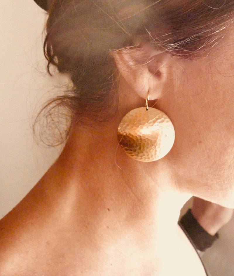 Rustikale Ohrringe, Glam Gold Disc Große Gehämmerte Ohrringe An 14K Fill Ohrhaken, Boho Statement Geschenk Für Freund Rustikale Ohrringe, Glam Gold Disc Große Gehämmerte Ohrringe An 14K Fill Ohrhaken, Boho Statement Geschenk Für Freund von minusOne