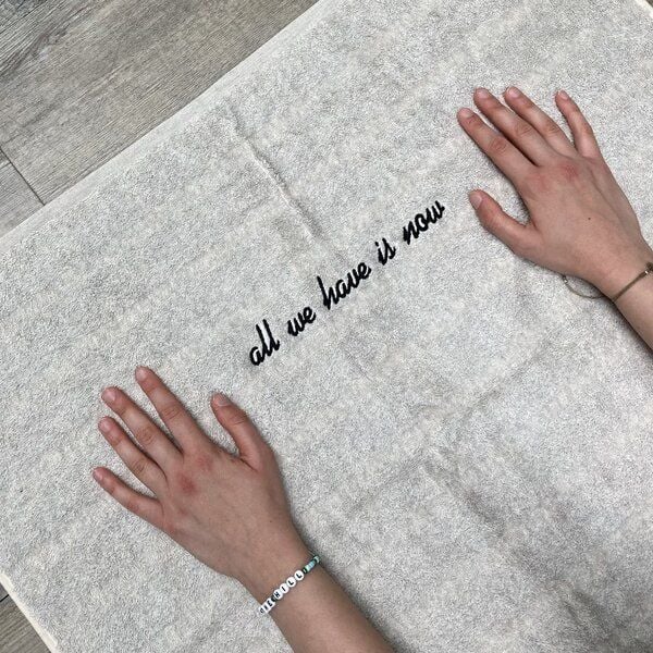 mio eco Hochwertiges Freizeit Handtuch aus Retoure-Handtüchern zero waste | mit Stick limited "all we have is now" von mio eco