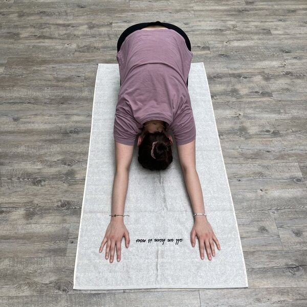 mio eco Hochwertiges Meditations Yoga Handtuch aus Retoure-Handtüchern zero waste | mit Stick "all we have is now" von mio eco