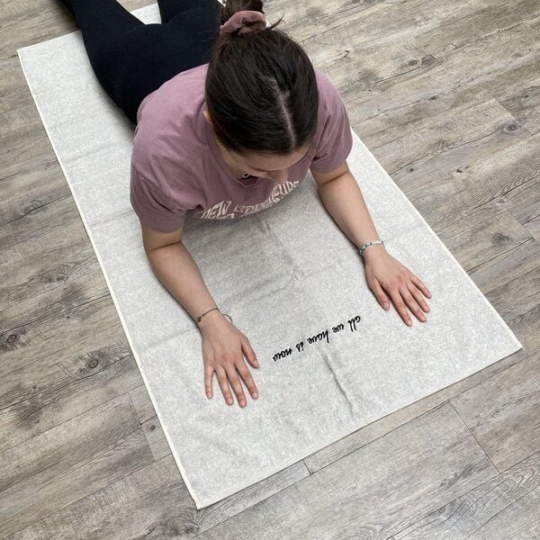 mio eco Hochwertiges Yoga Handtuch aus Retoure-Handtüchern zero waste | mit Stick limited "all we have is now" von mio eco