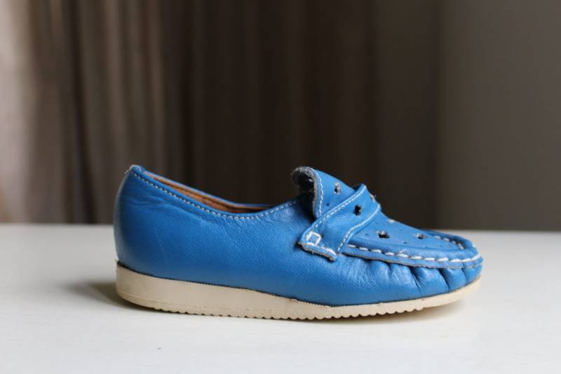 Vintage Kinderschuhe Blaue Leder Loafers, New Old Stock Kinderschuhe. Kinder Schuhe. Sammlerstück von miovinta