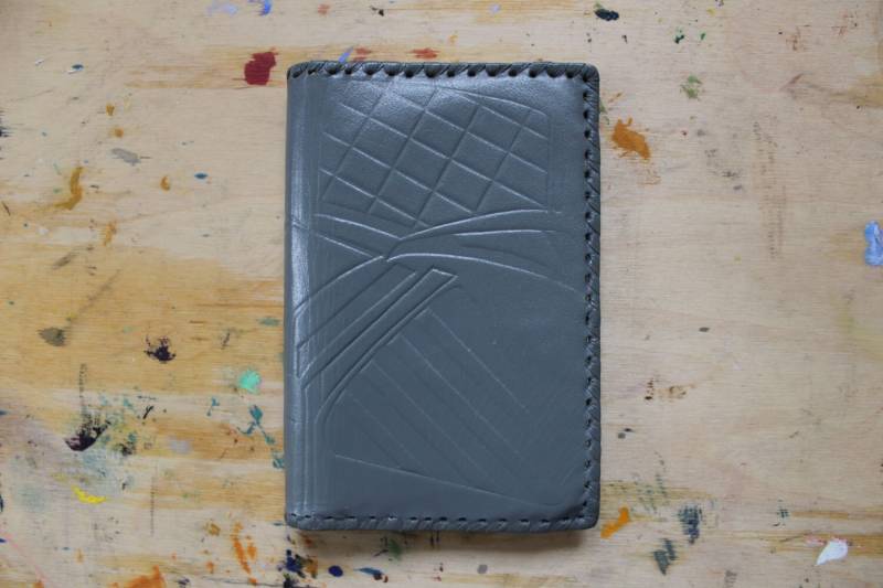 Vintage Leder Geldbörse, Unbenutzte Graue Kunstleder Punzierte Brieftasche von miovinta