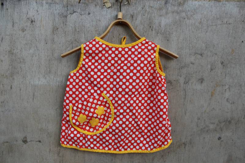 Vintage Mädchen Schürze. Retro Rot Weiß Polka Dots Schürze Kleid Mit Tasche. , Größe 2T 3T von miovinta