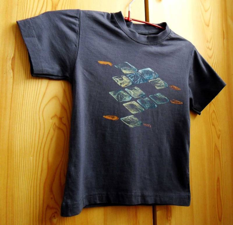 Handbemaltes, Vorgeschrumpftes T-Shirt Aus Baumwolle in Graphitfarben, Einzelstück Handbemaltes, Vorgeschrumpftes T-Shirt Aus Baumwolle in Graphitfarben, Einzelstück von miritaTshirts