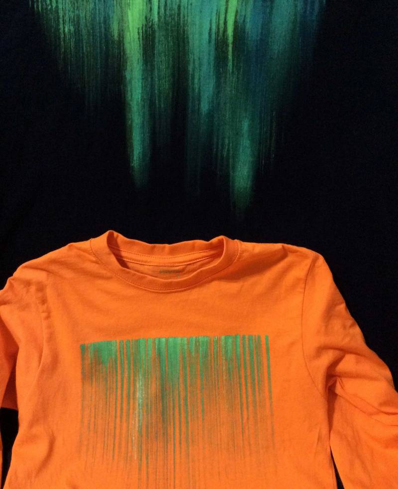 Handbemaltes, Vorgeschrumpftes T-Shirt Aus Baumwolle in Graphitfarben, Einzelstück von miritaTshirts