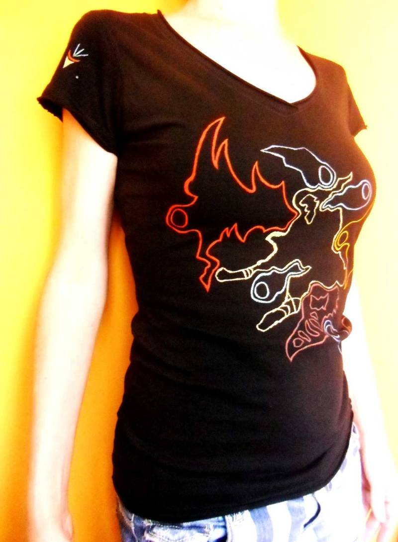"Handbemaltes "Spirits" Schwarze Frau T-Shirt." "Handbemaltes "Spirits" Schwarze Frau T-Shirt." von miritaTshirts