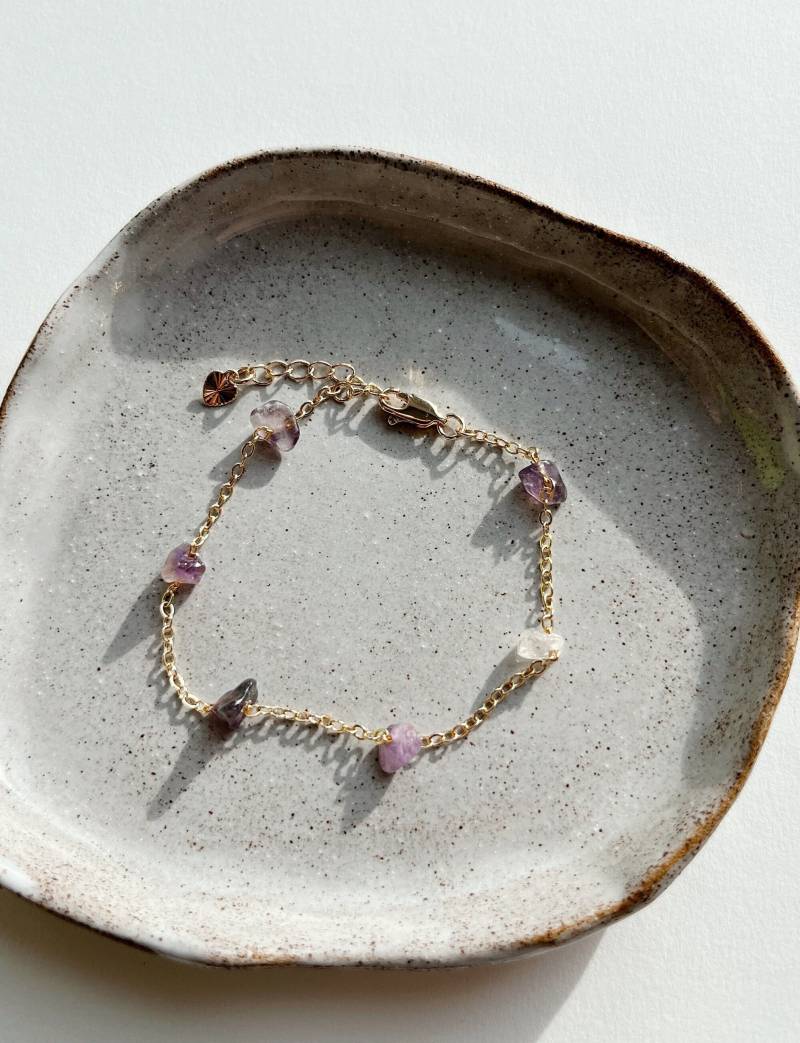 Armband Liz - Amethyst Splitter An Vergoldeter Kette von mirostudiode