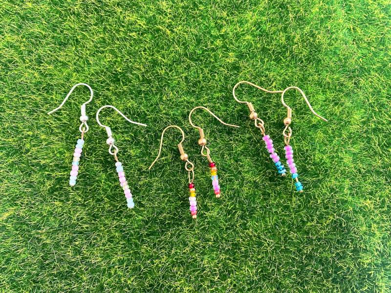 Pride Ohrringe Bi Lesbian Trans Gold Dezent Edel Schick Glasperlen Regenbogen von mirrormemory