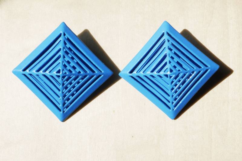 Vintage Boucles D'oreilles 3D Pyramidales -Bleu -Um 1980 Vintage Boucles D'oreilles 3D Pyramidales -Bleu -Um 1980 von miseenplis