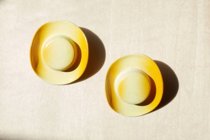 Vintage Boucles D'oreilles Cowboy Jaune Orange Et Blanc -Um 1980 von miseenplis