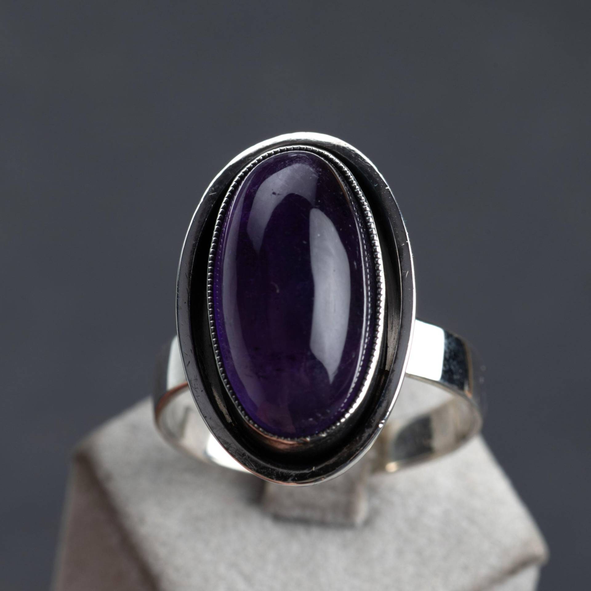 Vintage 60Er Jahre Ring Mit Amethyst Cabochon, 835 Silber, Oval, Komplett Aufgearbeitet, Teilweise Geschwärzt, Gr. 62, 19, 7mm, Einzelstück von mishmishSchmuck