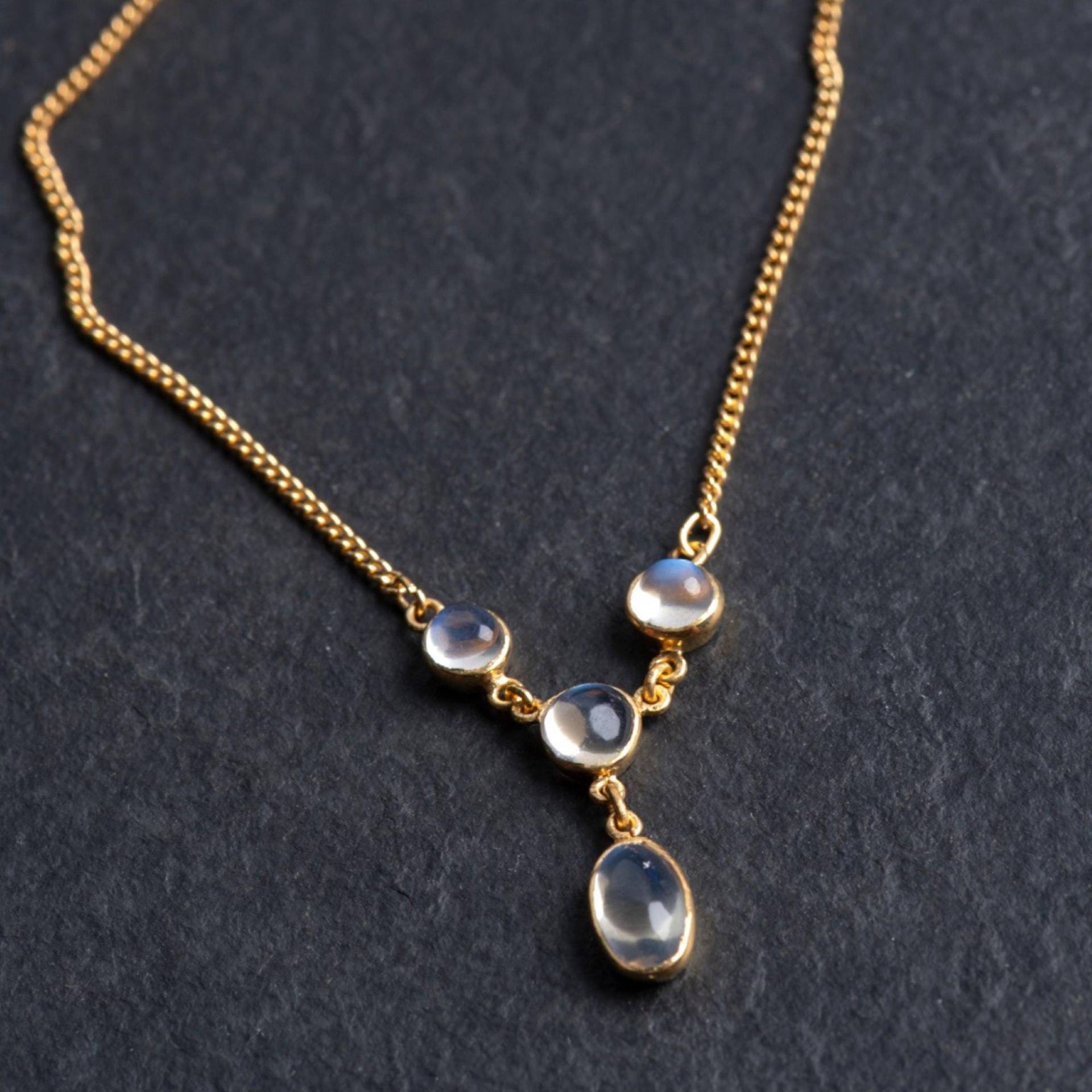 Vintage Collier Mit Regenbogen Mondstein Cabochons, 925 Silber, Neu 18K Gelbgold Plattiert, 44cm, Einzelstück Komplett Aufgearbeitet Vintage Collier Mit Regenbogen Mondstein Cabochons, 925 Silber, Neu 18K Gelbgold Plattiert, 44cm, Einzelstück Komplett Aufgearbeitet von mishmishSchmuck