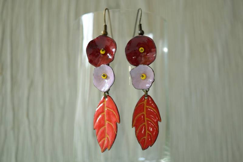 Blumen Und Blatt Emaille Ohrringe, Rote Lila Blume, Blumen, Wald Schmuck von miskka