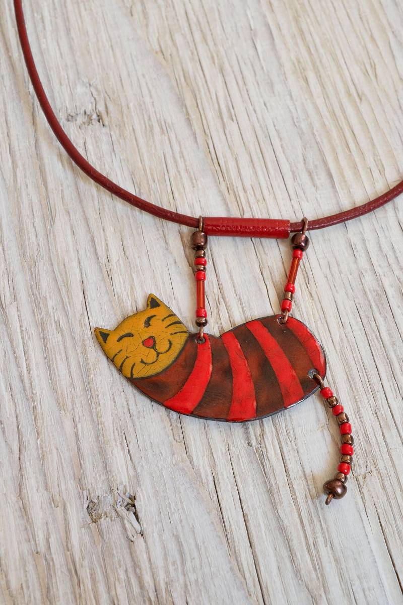 Emaille-Anhänger, Emaille-Halskette, Katzenhalskette, Katzenform, Boho-Halskette, Katzenanhänger, Gestreifte Halskette, Tabbykatze, Rot Und Emaille-Anhänger, Emaille-Halskette, Katzenhalskette, Katzenform, Boho-Halskette, Katzenanhänger, Gestreifte Halskette, Tabbykatze, Rot Und von miskka