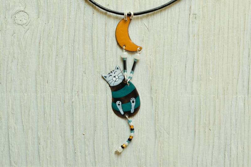 Emaille Halskette, Katze Katzenschmuck, Schwarze Katze, Orange Mond, Mond Schmuck, Gestreifte Tabby Grün Orange Emaille Halskette, Katze Katzenschmuck, Schwarze Katze, Orange Mond, Mond Schmuck, Gestreifte Tabby Grün Orange von miskka