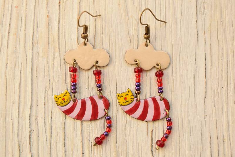 Emaille Ohrringe, Katzen Schmuck, Gestreifte Springende Katze, Wolken Aerialist Emaille Ohrringe, Katzen Schmuck, Gestreifte Springende Katze, Wolken Aerialist von miskka