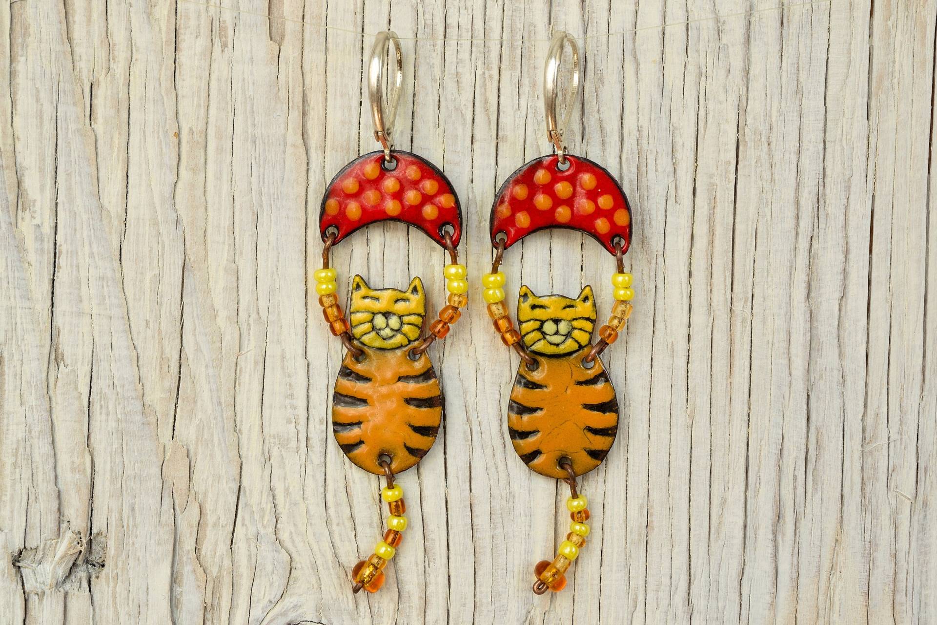 Emaille Ohrringe, Katzen Schmuck, Shaped Braune Katze, Tabby Gestreifte Polka Dot Kerchief Emaille Ohrringe, Katzen Schmuck, Shaped Braune Katze, Tabby Gestreifte Polka Dot Kerchief von miskka