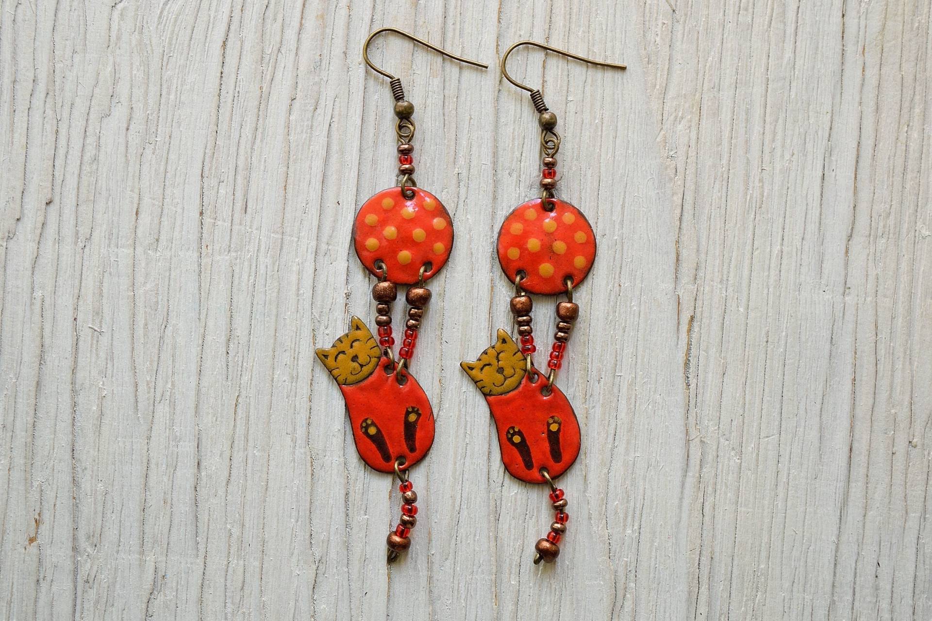 Emaille Ohrringe, Rote Katze Schmuck, Katzen Shaped Boho Kugel, Polka Dot Ball Emaille Ohrringe, Rote Katze Schmuck, Katzen Shaped Boho Kugel, Polka Dot Ball von miskka