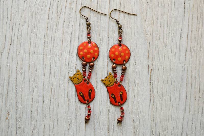 Emaille Ohrringe, Rote Katze Schmuck, Katzen Shaped Boho Kugel, Polka Dot Ball Emaille Ohrringe, Rote Katze Schmuck, Katzen Shaped Boho Kugel, Polka Dot Ball von miskka