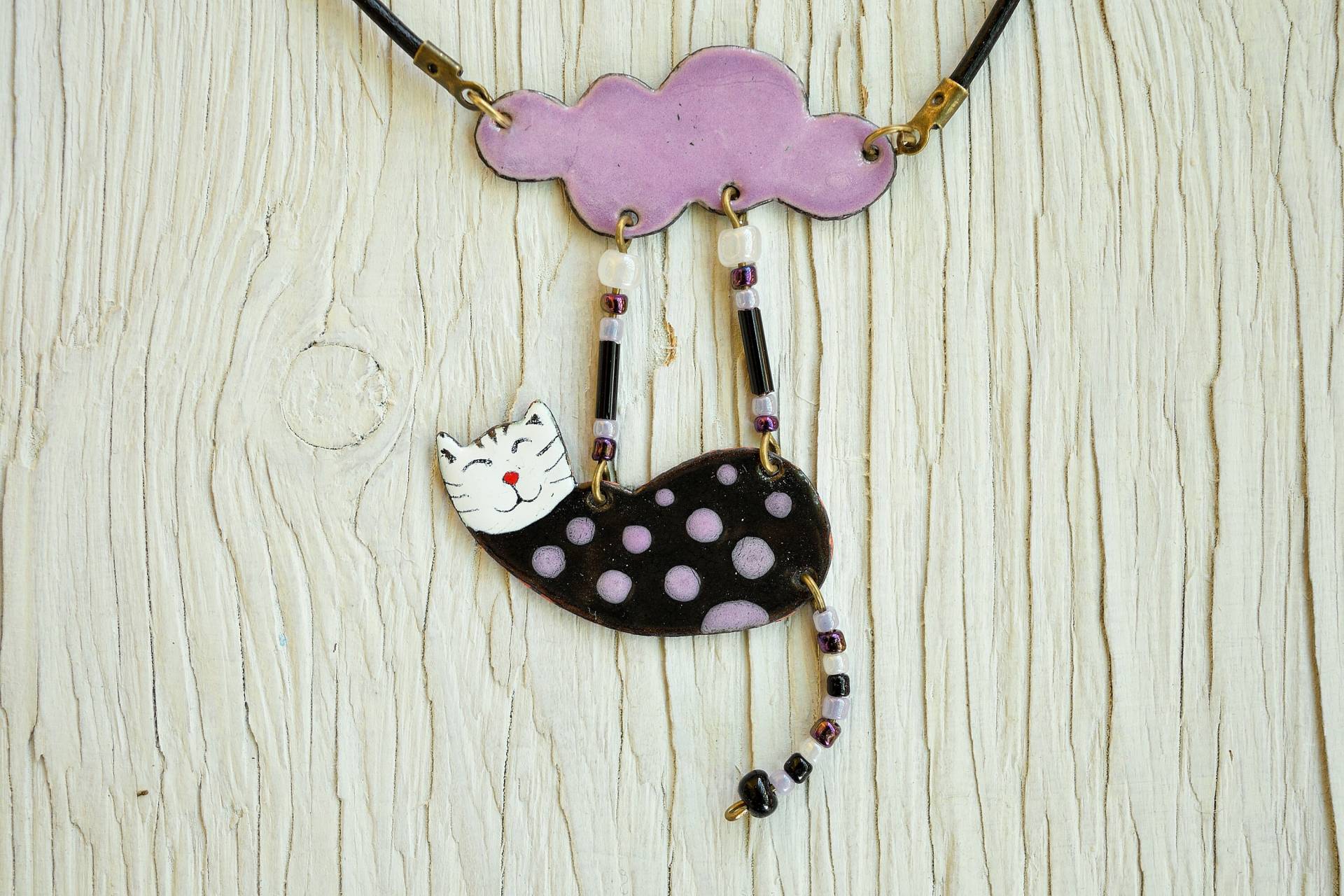 Polka Dot Katze, Schwarze Emaille Anhänger, Katze Halskette, Lila Wolke, Himmel, Wolke Und Schmuck Polka Dot Katze, Schwarze Emaille Anhänger, Katze Halskette, Lila Wolke, Himmel, Wolke Und Schmuck von miskka