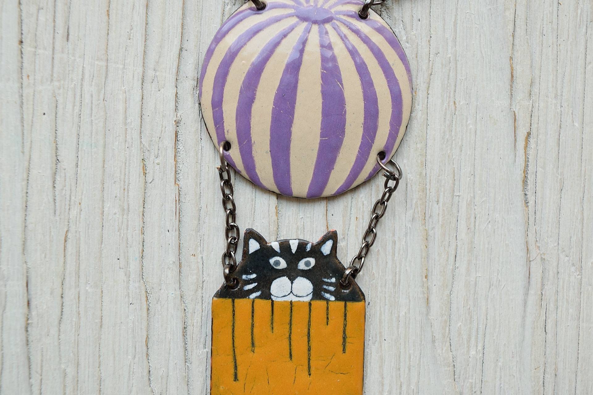 Schwarze Katze Im Luftballon, Emaille Halskette, Katzenschmuck, Katzen Halskette, Boho Katzenförmiger Schmuck, Tabby Katze, Gestreift Schwarze Katze Im Luftballon, Emaille Halskette, Katzenschmuck, Katzen Halskette, Boho Katzenförmiger Schmuck, Tabby Katze, Gestreift von miskka