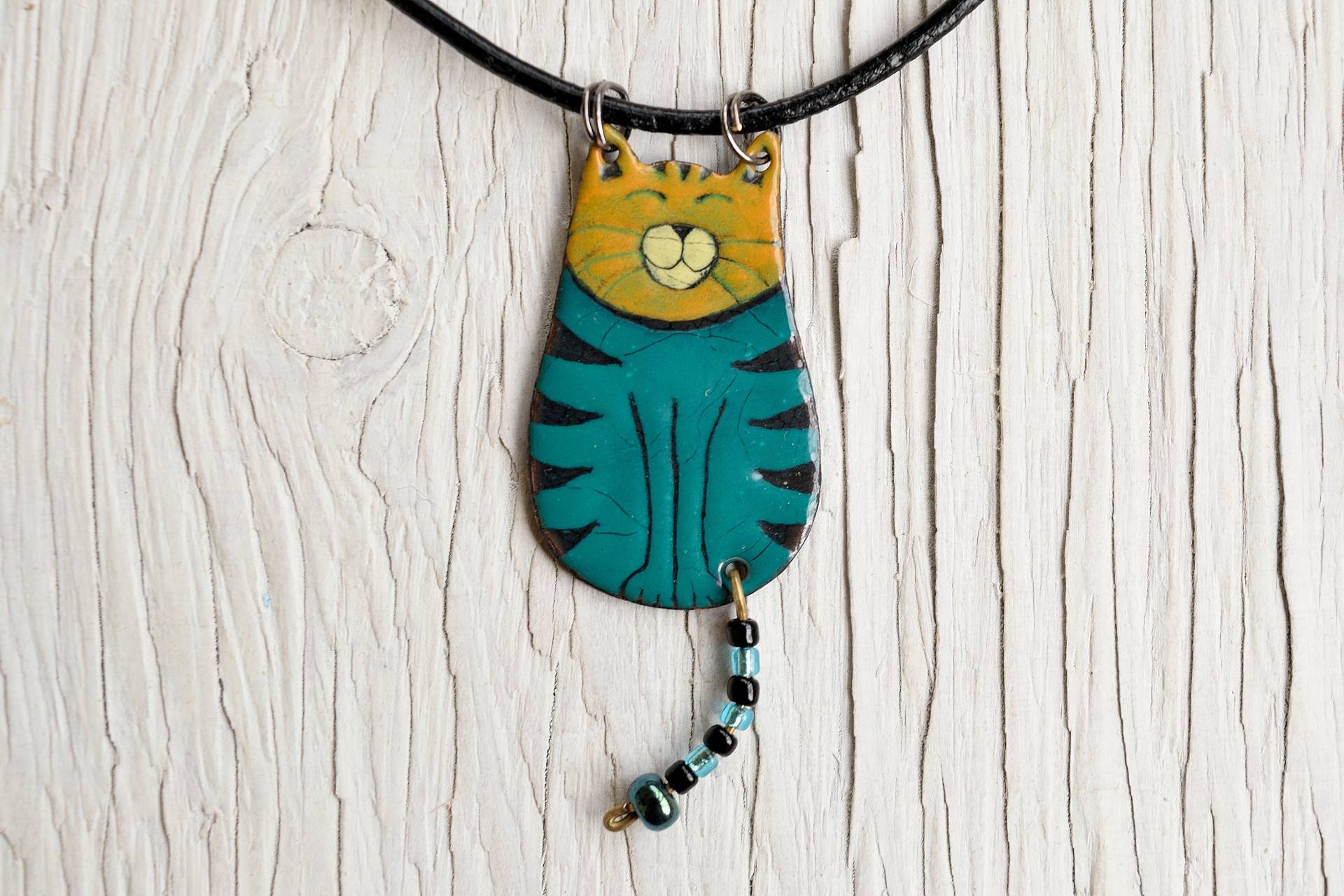 Türkise Katze, Schwarz Gestreift, Emaille Halskette, Schmuck, Gestreifte Katzen Halskette, Buddha Katzenförmiger Lächelnde Tabby Türkise Katze, Schwarz Gestreift, Emaille Halskette, Schmuck, Gestreifte Katzen Halskette, Buddha Katzenförmiger Lächelnde Tabby von miskka