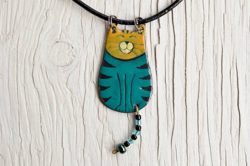 Türkise Katze, Schwarz Gestreift, Emaille Halskette, Schmuck, Gestreifte Katzen Halskette, Buddha Katzenförmiger Lächelnde Tabby Türkise Katze, Schwarz Gestreift, Emaille Halskette, Schmuck, Gestreifte Katzen Halskette, Buddha Katzenförmiger Lächelnde Tabby von miskka
