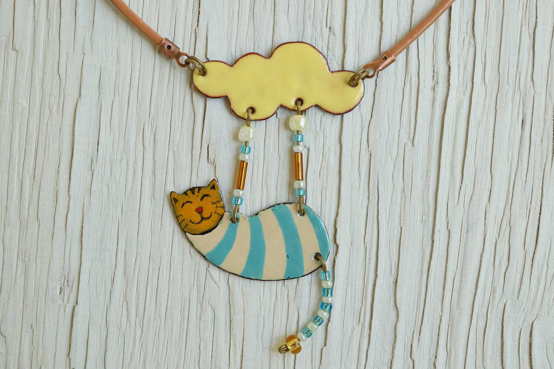 Weiß Gestreifte Katze, Enamel Anhänger, Weiße Katzen Halskette, Emaille Gelbe Wolke, Himmel, Wolke Und Schmuck Weiß Gestreifte Katze, Enamel Anhänger, Weiße Katzen Halskette, Emaille Gelbe Wolke, Himmel, Wolke Und Schmuck von miskka