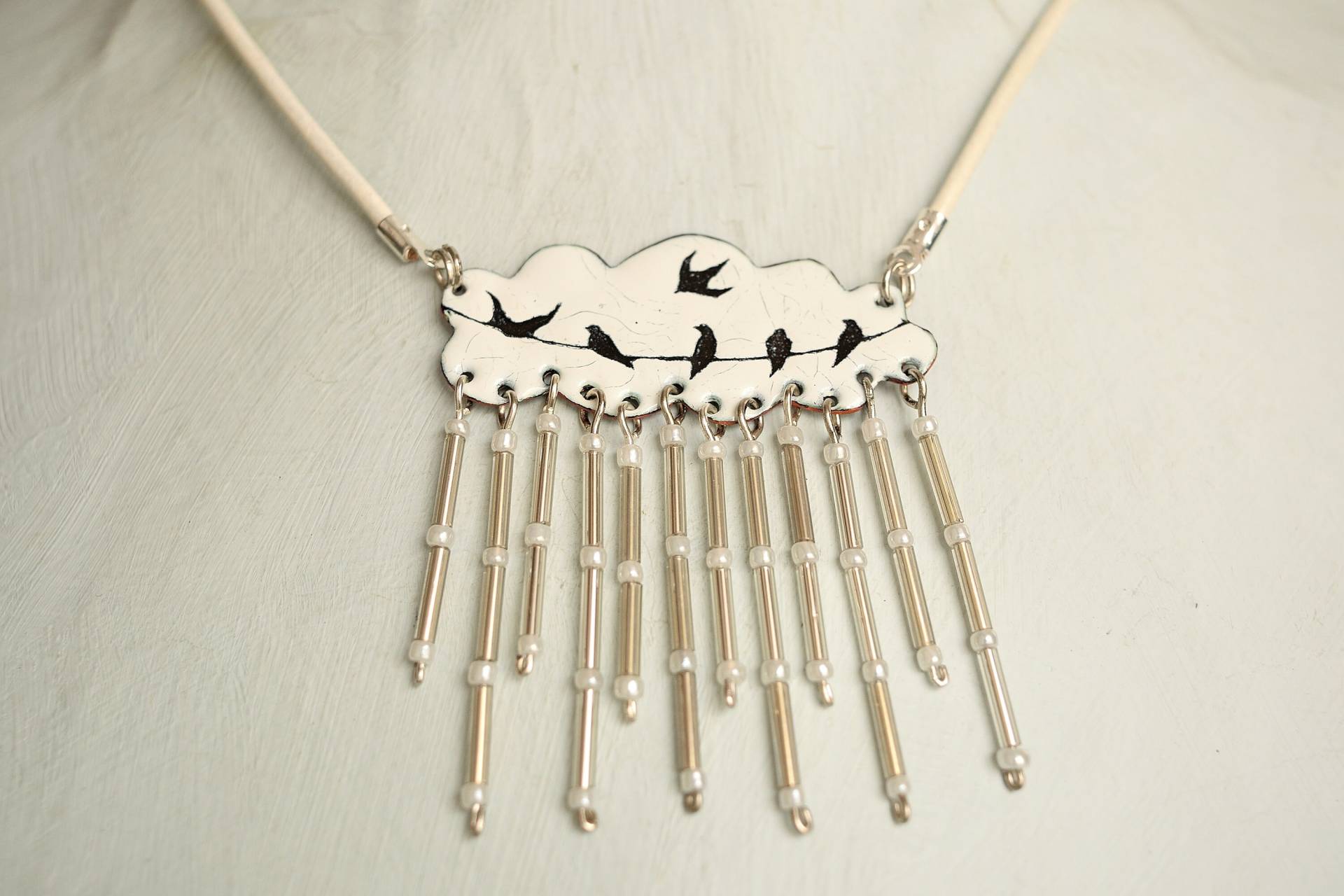 Wolken Halskette, Vögel in Draht, Schwalben, Im Regen, Vogel Und Wolke Emaille Schmuck, Regen Wolken Halskette, Vögel in Draht, Schwalben, Im Regen, Vogel Und Wolke Emaille Schmuck, Regen von miskka