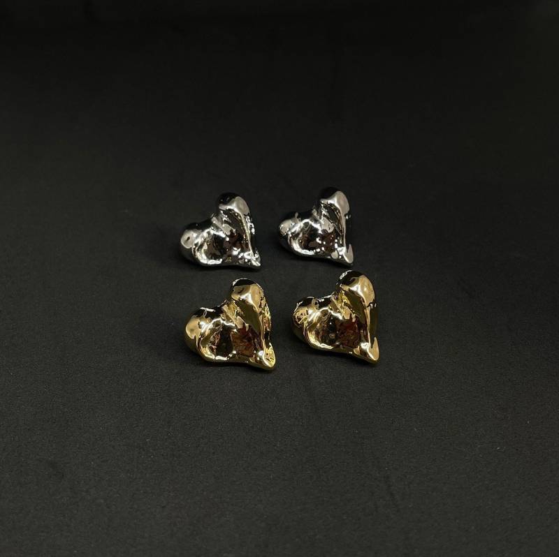 Irregular Big Heart Studs Earrings, Y2K Gold & Silver Statement Textured Hearts Crooked Earrings von misomelabel