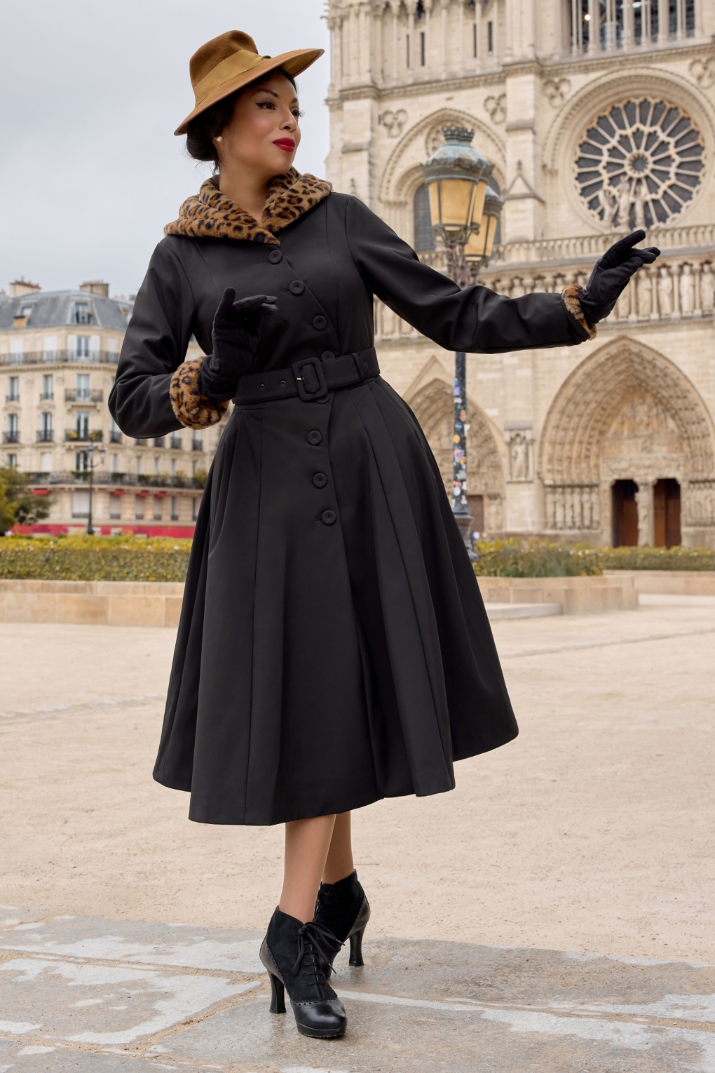 Loree Lou Leopard wasserabweisende Jacke in Schwarz. Loree Lou Leopard wasserabweisende Jacke in Schwarz. von miss candyfloss