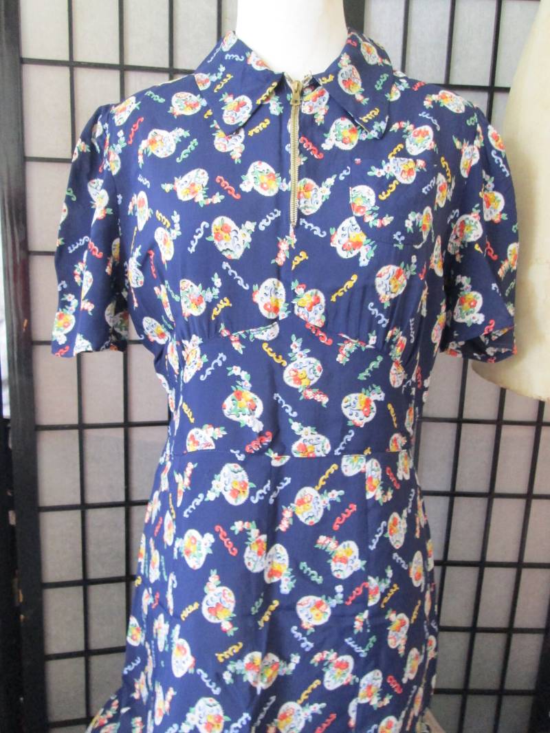 1930Er - 40Er Jahre Viskose Print Kleid Mit Kurzen Puffärmeln, Tageskleid Kurzem Reißverschluss Vorne von missShoe