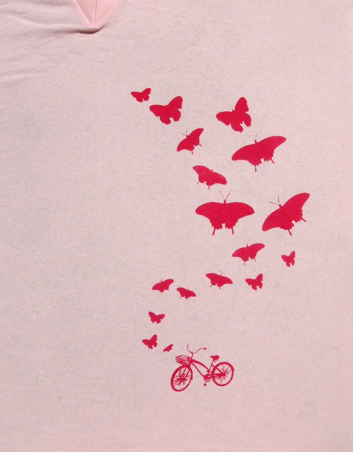 Fahrrad Und Schmetterlinge T-Shirt Tiefem V-Ausschnitt, Hellrosa von missionthread