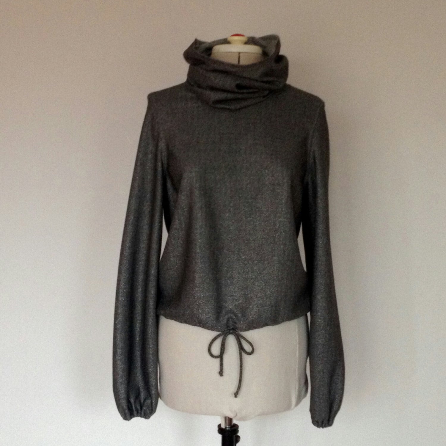 Pulli Mit Wasserfallausschnitt Aus Silbergrauem Lurex. Damengröße Small Bis Medium von misslizzylondon