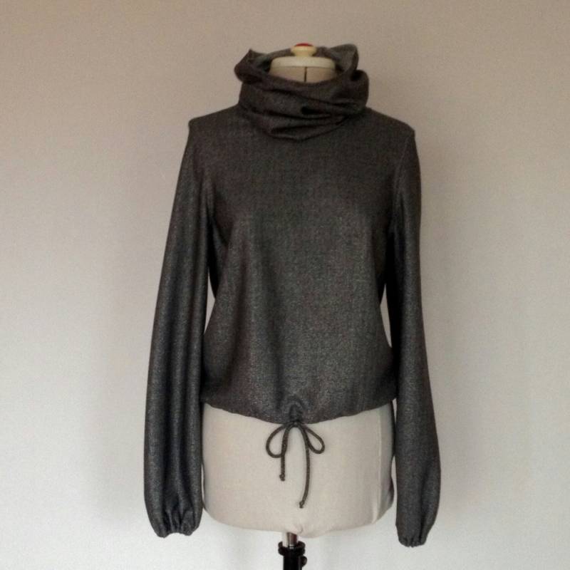 Pulli Mit Wasserfallausschnitt Aus Silbergrauem Lurex. Damengröße Small Bis Medium von misslizzylondon