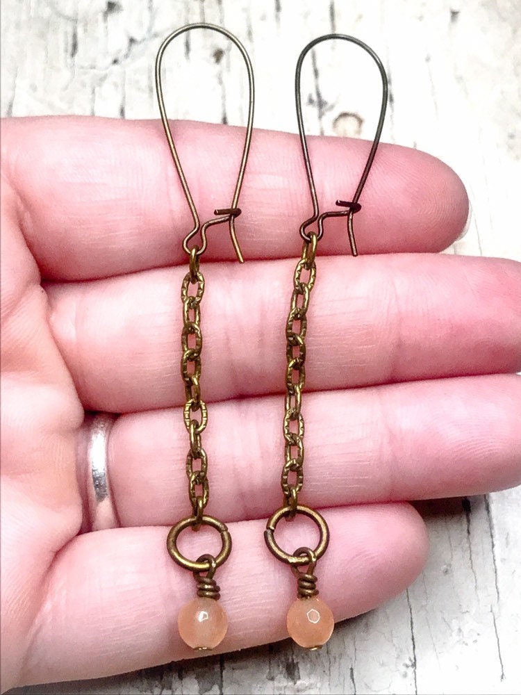 Messing Ketten Ohrringe, Pfirsich Aventurin Edelstein Perlen, Boho Stil von misstiquecollection