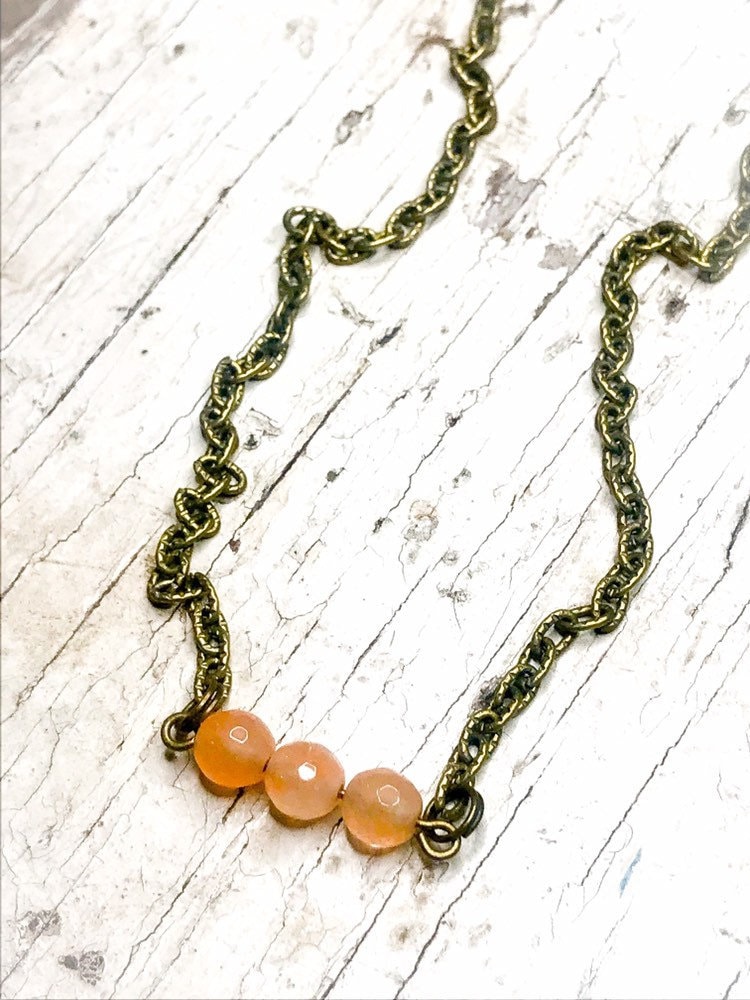 Messing Pfirsich Aventurin Bar Halskette, Edelstein Perlen Minimalist Schmuck von misstiquecollection