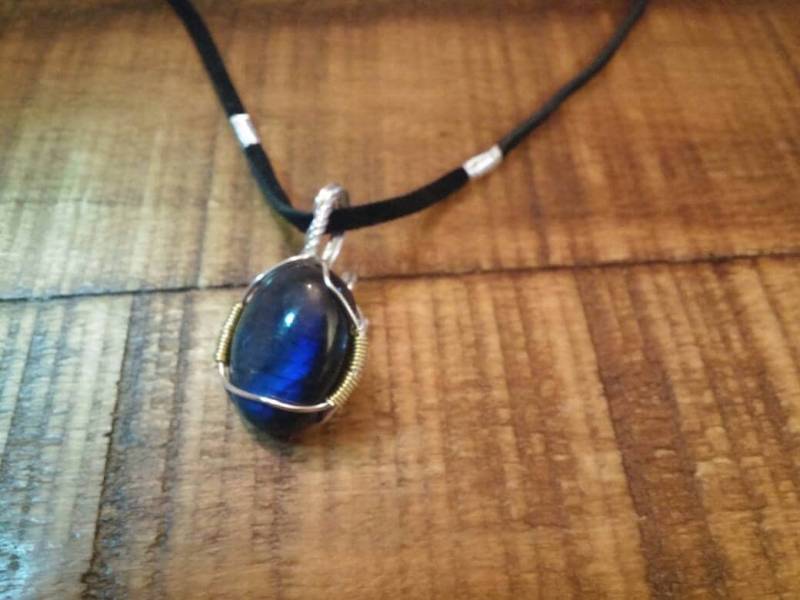 Aaa Grade Labradorit Edelstein-Anhänger Mit Silbernen Und Goldenen Akzenten von mistyrainbowdesign