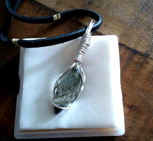 Anhänger Aus Labradorit Und Silber Mit Schwarzem Lederband von mistyrainbowdesign