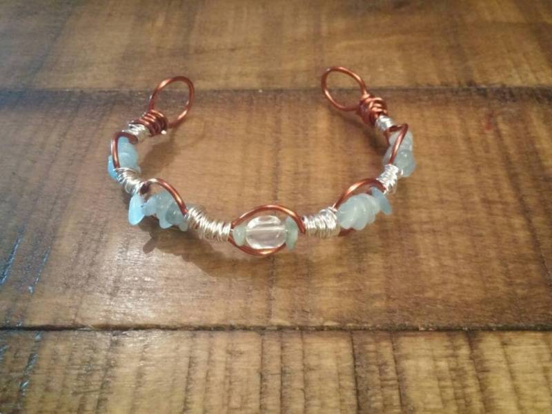 Aquamarin Und Blau Feuer Opal Auf Kupfer Basis Mit Silbernen Akzenten Verstellbares Armband von mistyrainbowdesign
